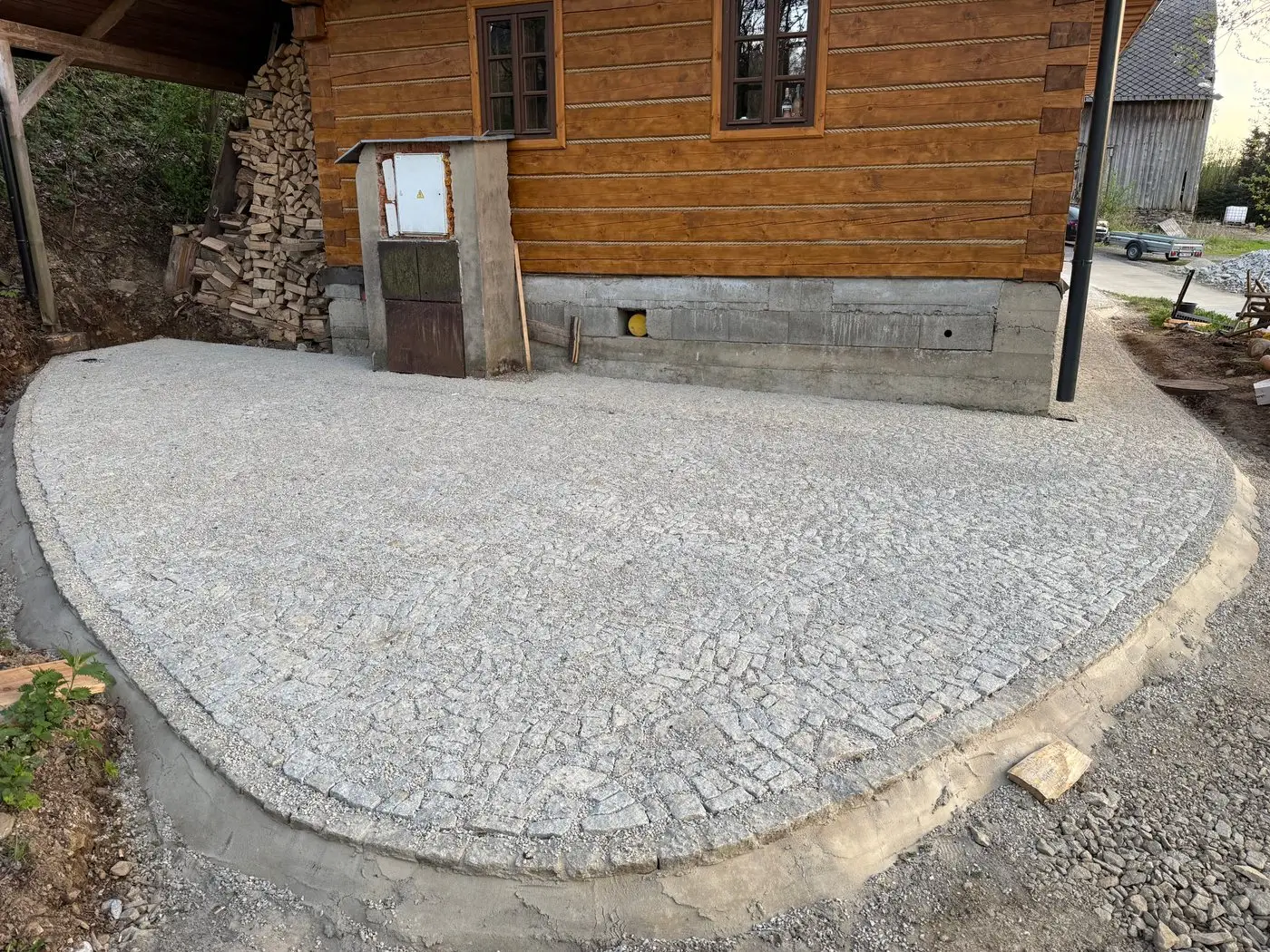 Hotová plocha před roubenkou