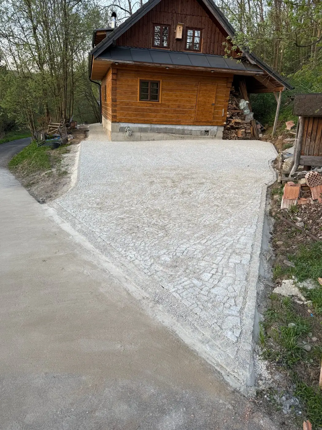 Dlážděná plocha u roubenky, Branná — Příjezd k roubence