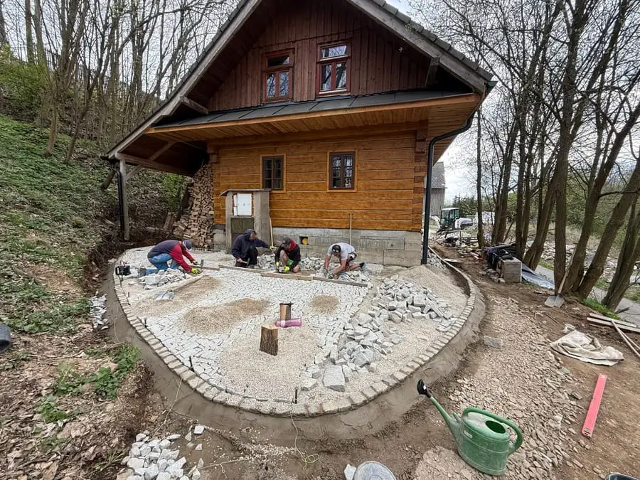 Dlážděná plocha u roubenky, Branná — Pokládka odseku