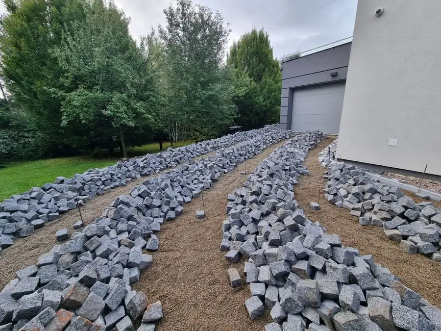 Příjezdová cesta k rodinnému domu, Brno — Rozvoz kostky po ploše