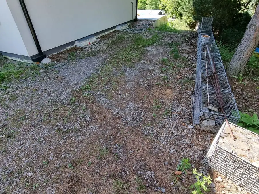 Plocha před zahájením prací — podklad ze štěrku a hlíny