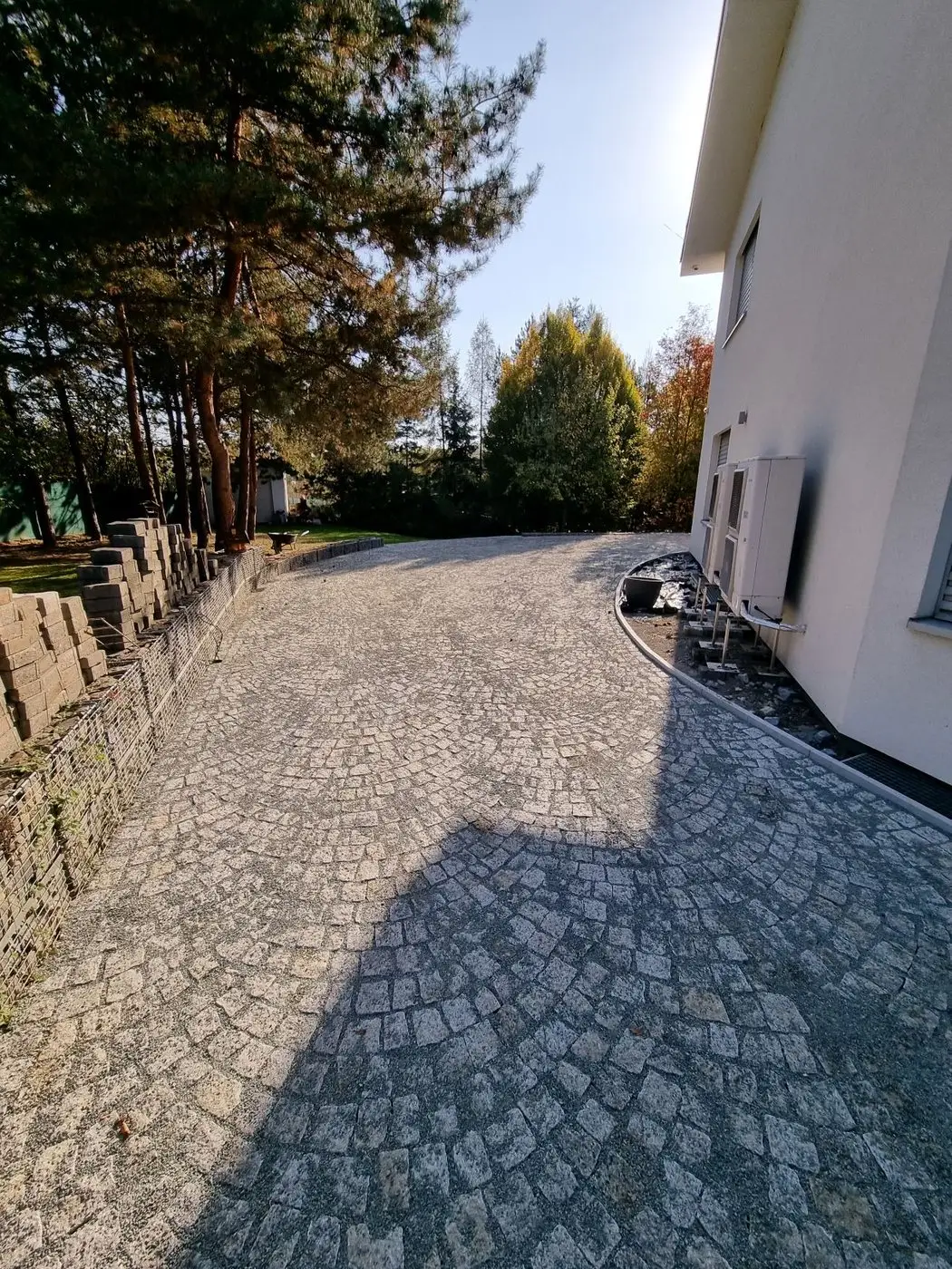 Příjezdová cesta k rodinnému domu, Brno — Příjezdová cesta podél domu