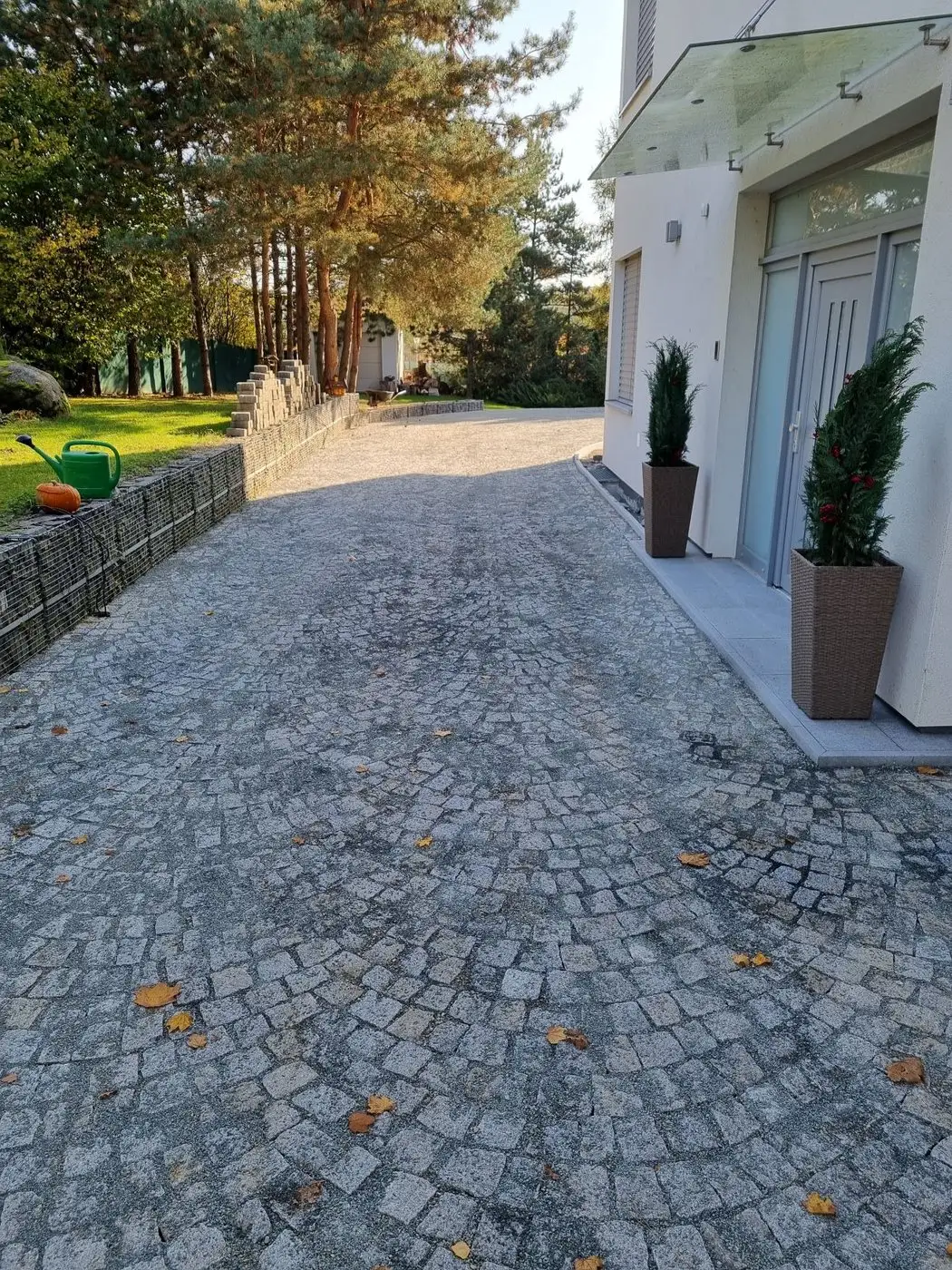 Příjezdová cesta k rodinnému domu, Brno — Plocha před vchodem