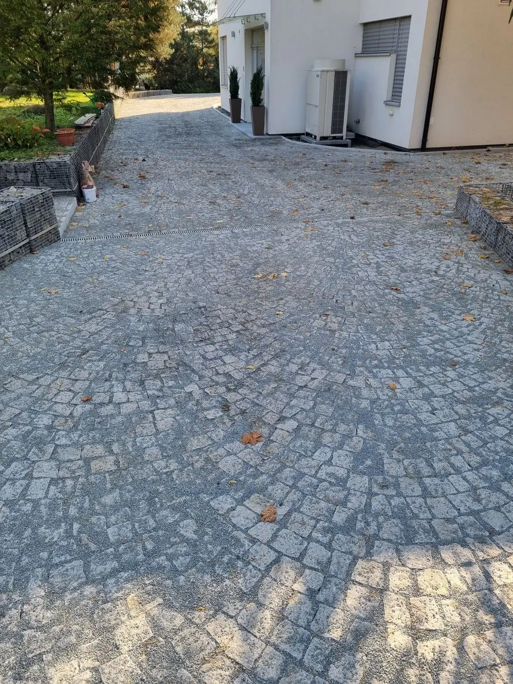 Příjezdová cesta k rodinnému domu, Brno — Kladení do vlaštovek
