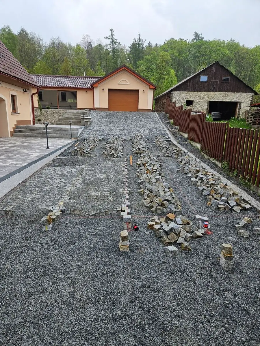 Parkovací plocha a příjezd do garáže, Bruntál — Rozvoz kostky po ploše