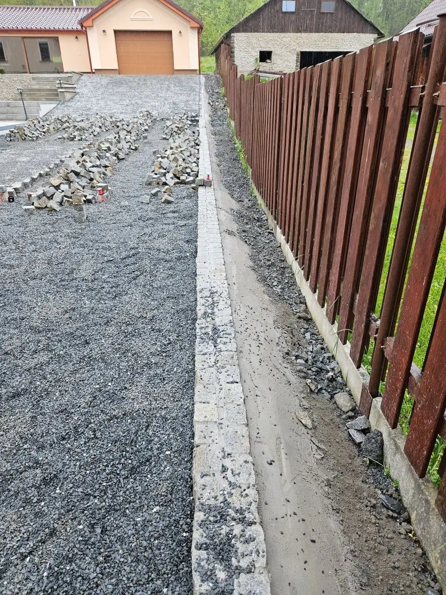 Parkovací plocha a příjezd do garáže, Bruntál — Linkování podél plotu