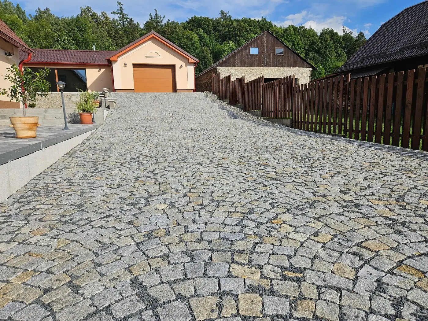 Parkovací plocha a příjezd do garáže, Bruntál — Příjezd ke garáži