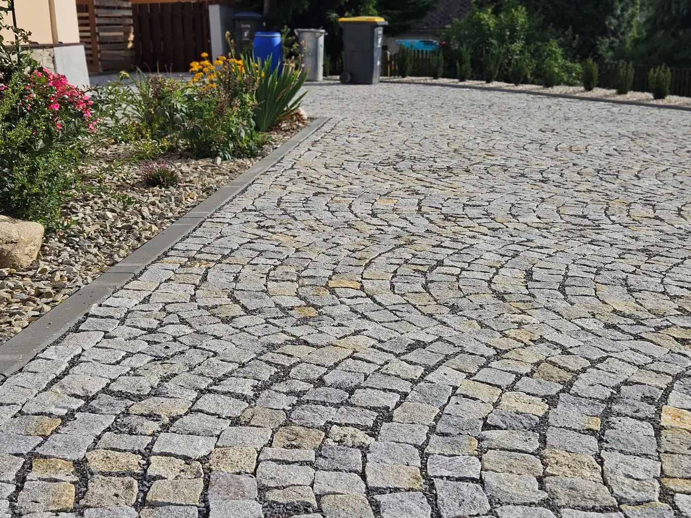 Parkovací plocha a příjezd do garáže, Bruntál — Kladení do vlaštovek