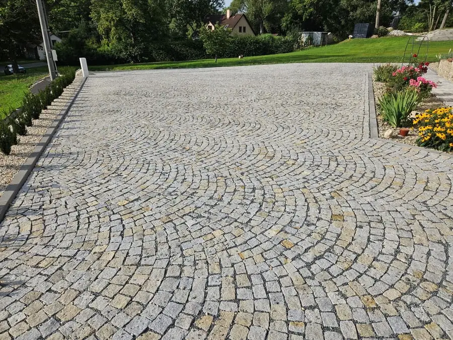 Parkovací plocha a příjezd do garáže, Bruntál — Hotová příjezdová cesta
