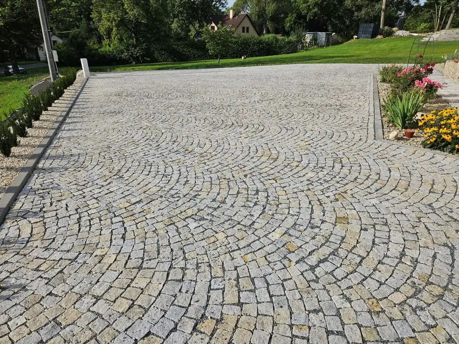 Hotová příjezdová cesta
