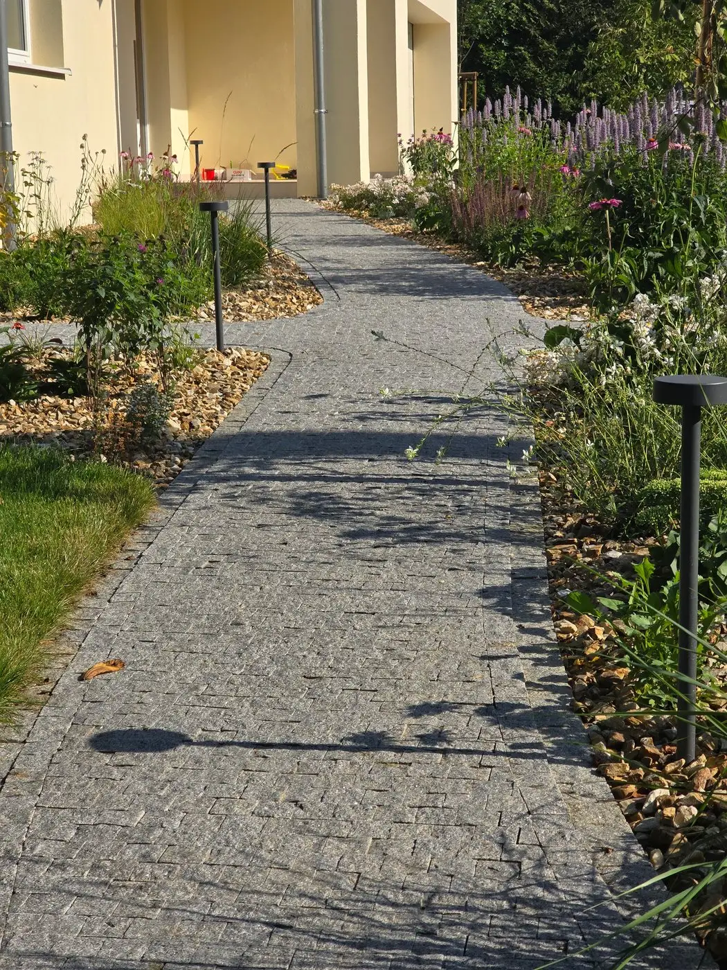 Příjezdová cesta a zahradní chodníky, Ostrava — Chodník ke vchodu