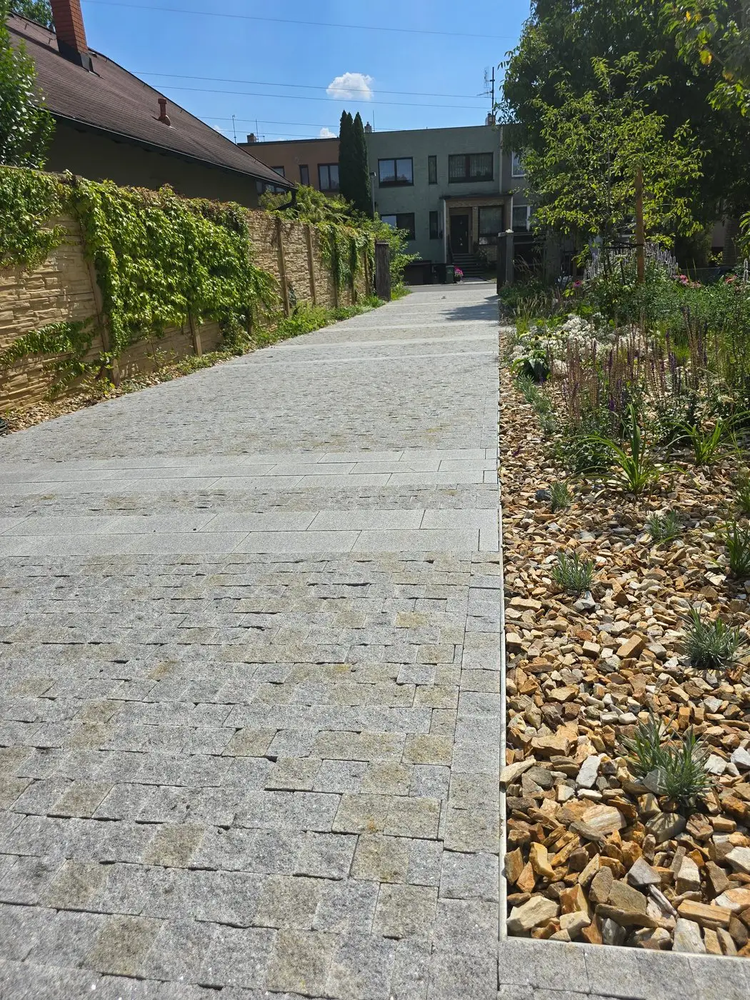 Příjezdová cesta a zahradní chodníky, Ostrava — Příjezdová cesta podél zídky