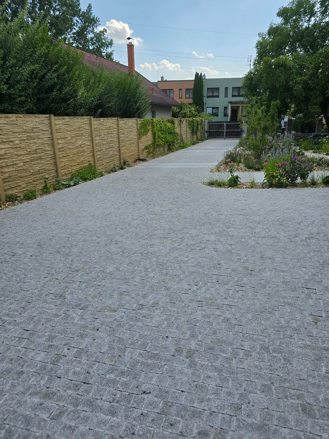 Příjezdová cesta a zahradní chodníky, Ostrava — Příjezdová plocha