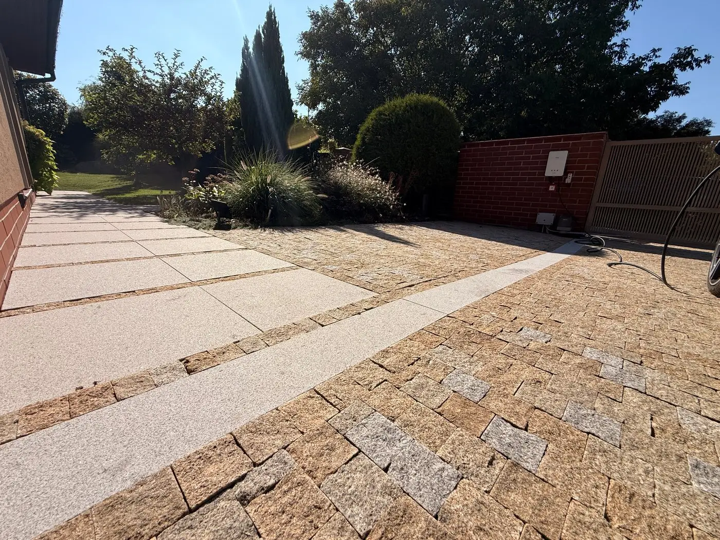 Výměna betonového povrchu za žulový, Olomouc — Řezaná dlažba v kombinaci s kostkou