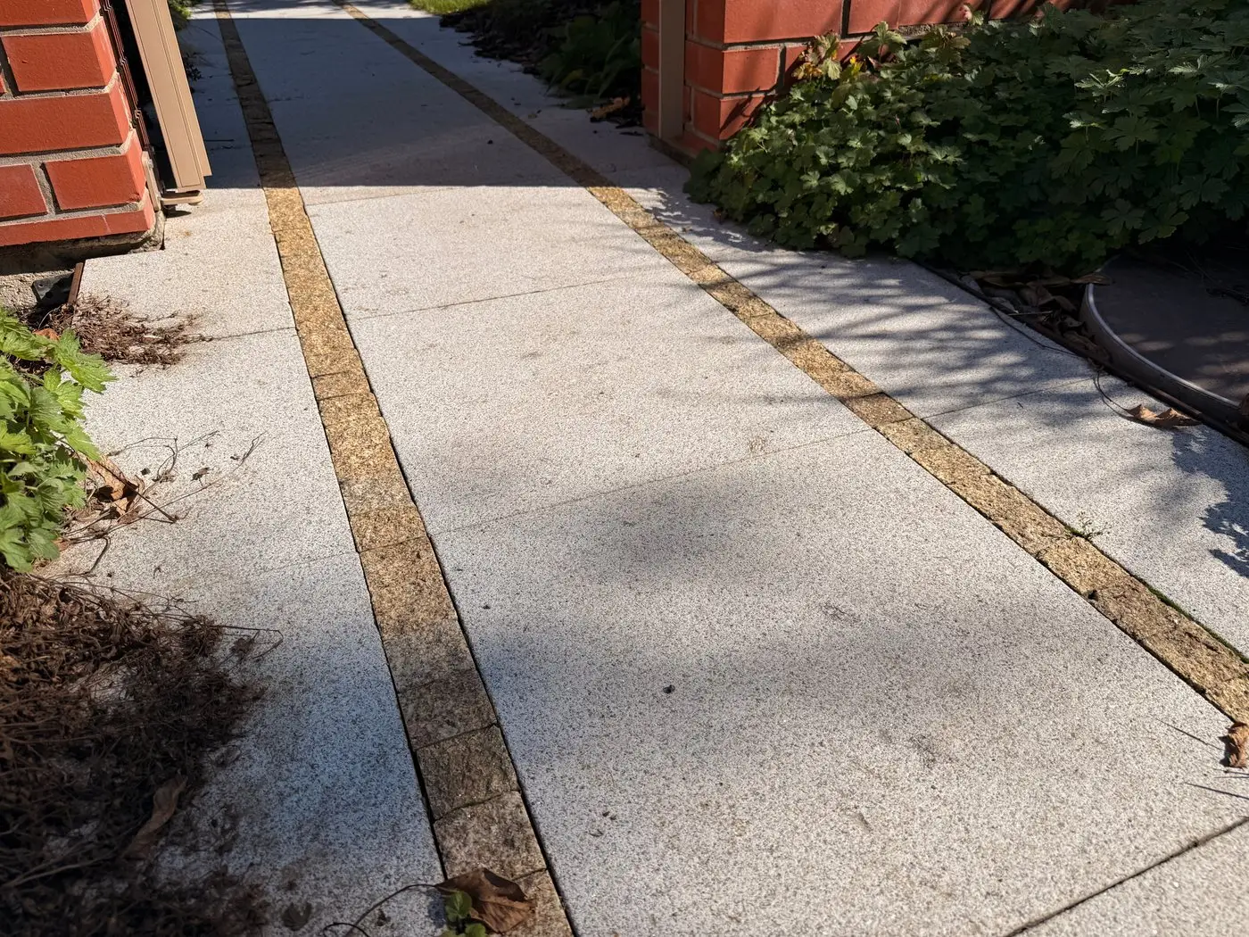 Výměna betonového povrchu za žulový, Olomouc — Řezaná dlažba s pásky drobné kostky