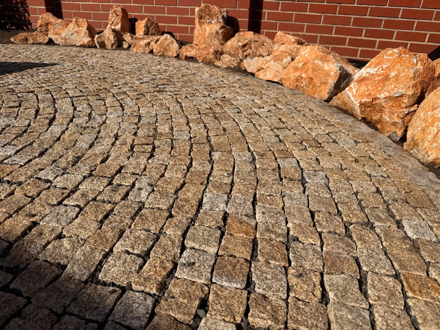 Výměna betonového povrchu za žulový, Olomouc — Kostka kladená do vlaštovek